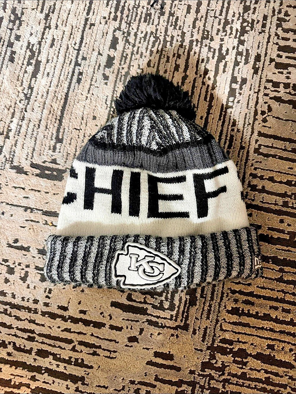 New Era Kansas City Chiefs New Era Cuffed Knit Beanie with Pom Cuffed Knit